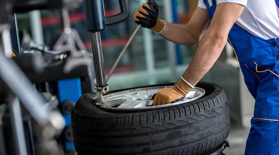 What are the benefits of using mobile tire fitting services?